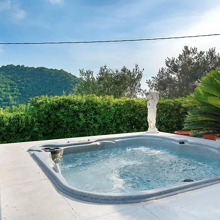 Willa Daphne Pool And Jacuzzi